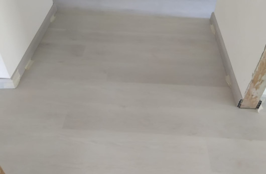 Vinyl flooring effect ROVERE BIANCO dimensions 22.8x180 cm
